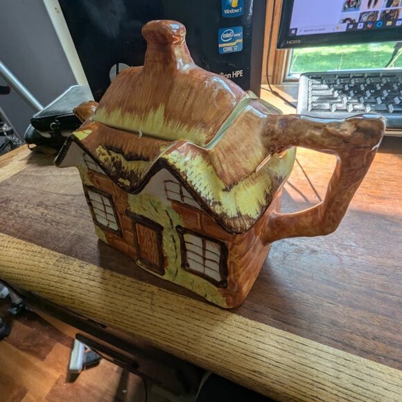 Ye Old Cottage Tea Pot - Picture 2 of 4